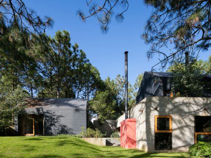 A Spacious Home with a Modern Take of Traditional Elements in the Forest of Tapalpa, Mexico by Andrés Escobar Taller Arquitectónica (4)