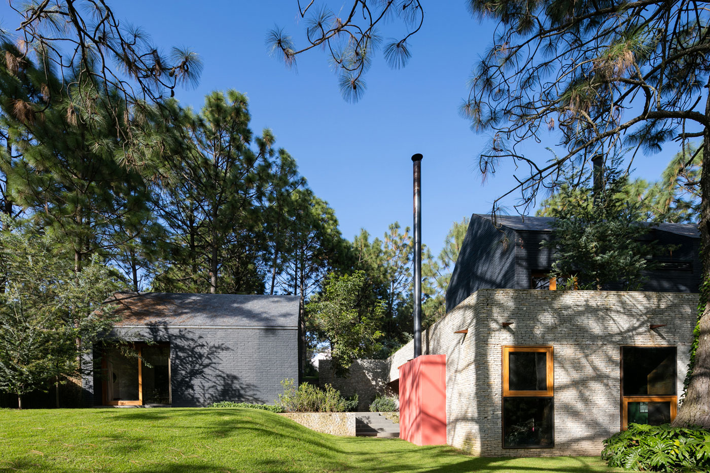 A Spacious Home with a Modern Take of Traditional Elements in the Forest of Tapalpa, Mexico by Andrés Escobar Taller Arquitectónica (4)