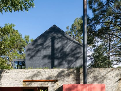 A Spacious Home with a Modern Take of Traditional Elements in the Forest of Tapalpa, Mexico by Andrés Escobar Taller Arquitectónica (5)