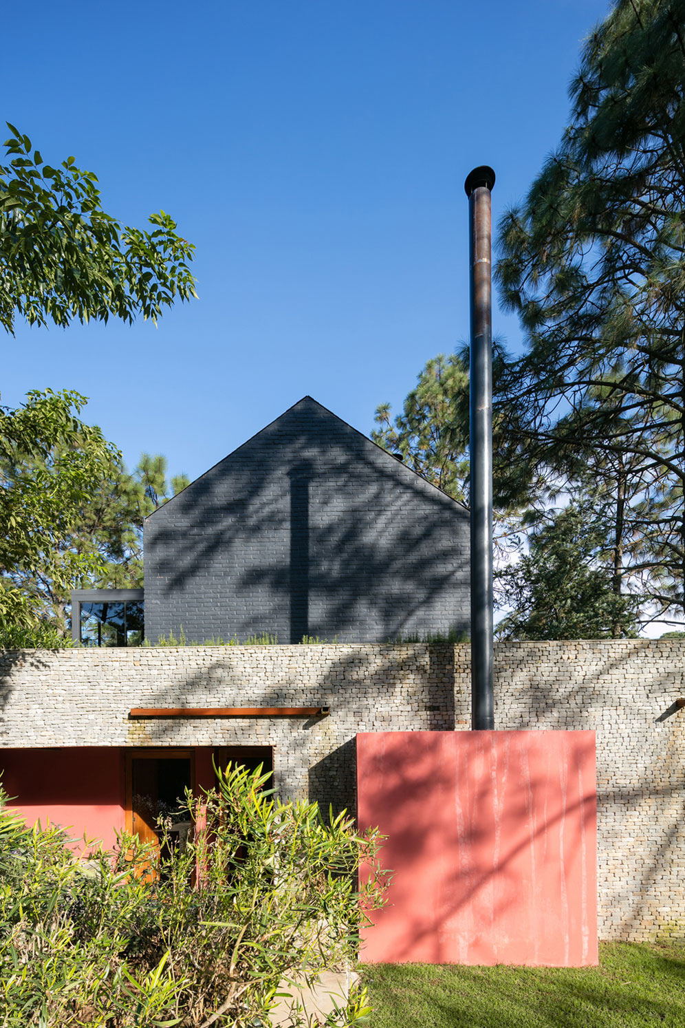 A Spacious Home with a Modern Take of Traditional Elements in the Forest of Tapalpa, Mexico by Andrés Escobar Taller Arquitectónica (5)