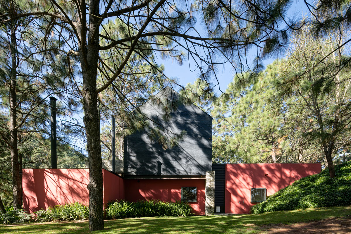 A Spacious Home with a Modern Take of Traditional Elements in the Forest of Tapalpa, Mexico by Andrés Escobar Taller Arquitectónica (6)
