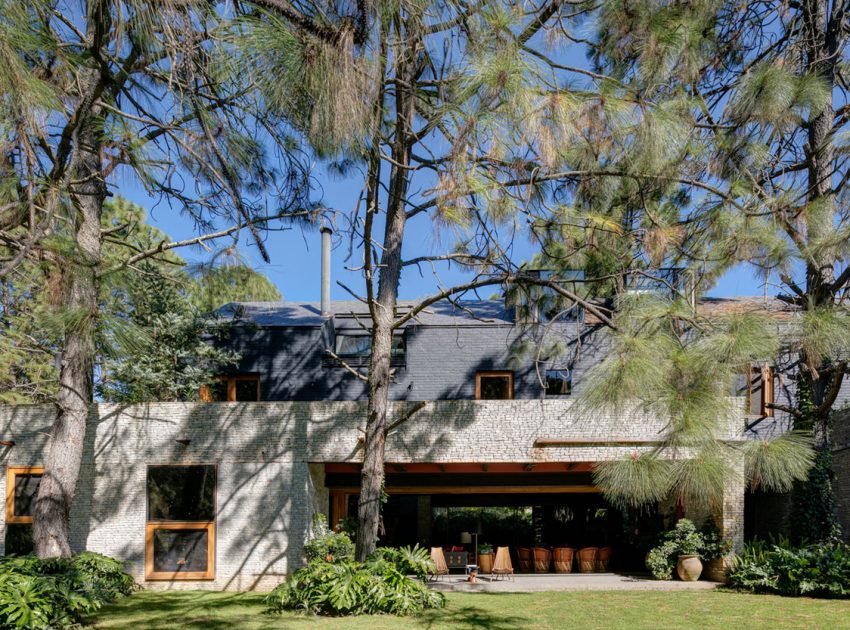 A Spacious Home with a Modern Take of Traditional Elements in the Forest of Tapalpa, Mexico by Andrés Escobar Taller Arquitectónica (8)