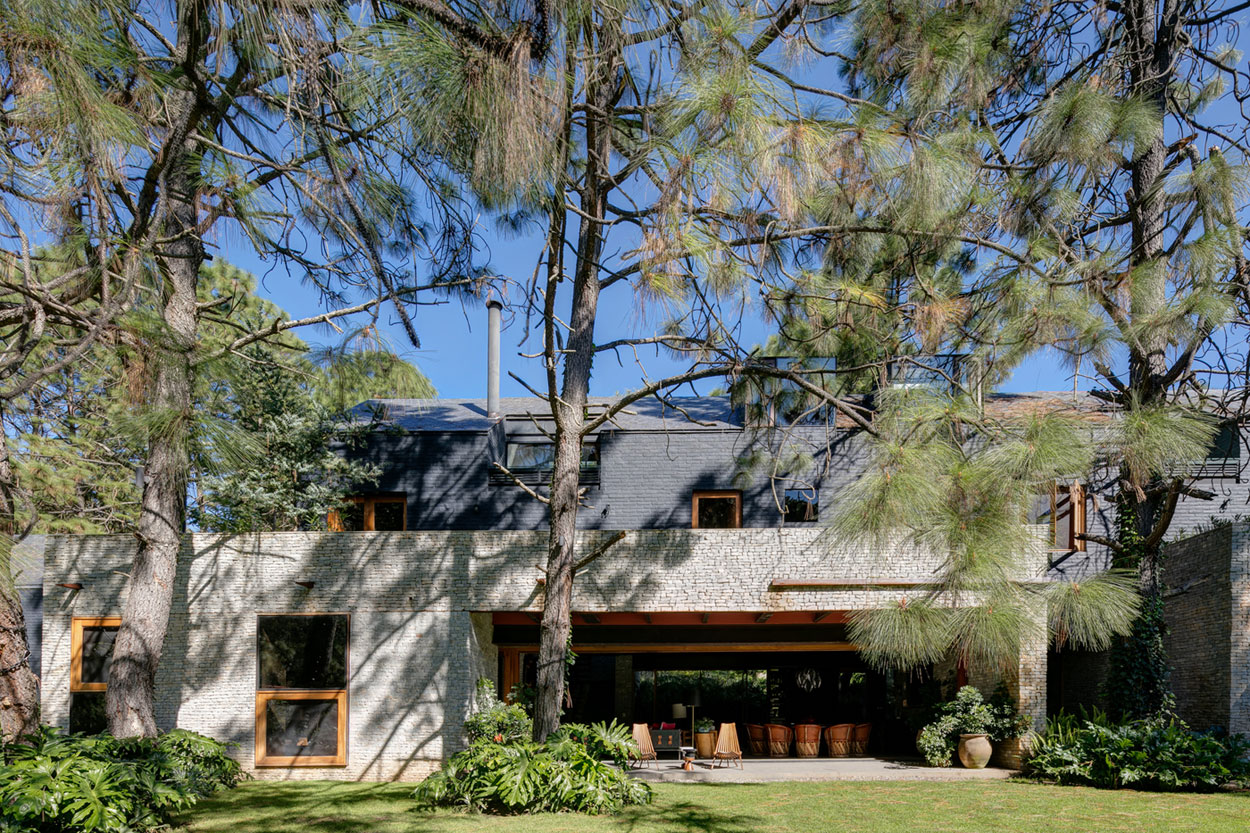 A Spacious Home with a Modern Take of Traditional Elements in the Forest of Tapalpa, Mexico by Andrés Escobar Taller Arquitectónica (8)
