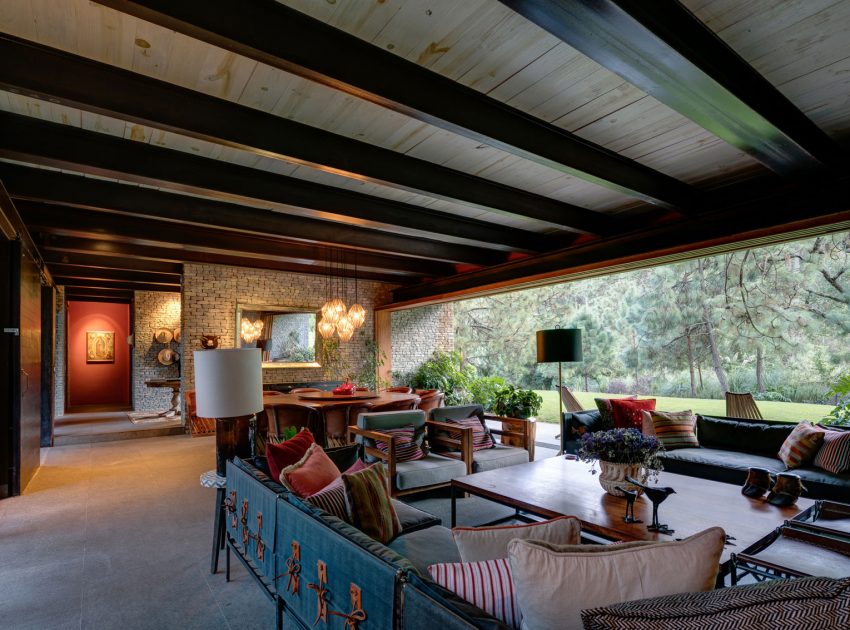 A Spacious Home with a Modern Take of Traditional Elements in the Forest of Tapalpa, Mexico by Andrés Escobar Taller Arquitectónica (9)