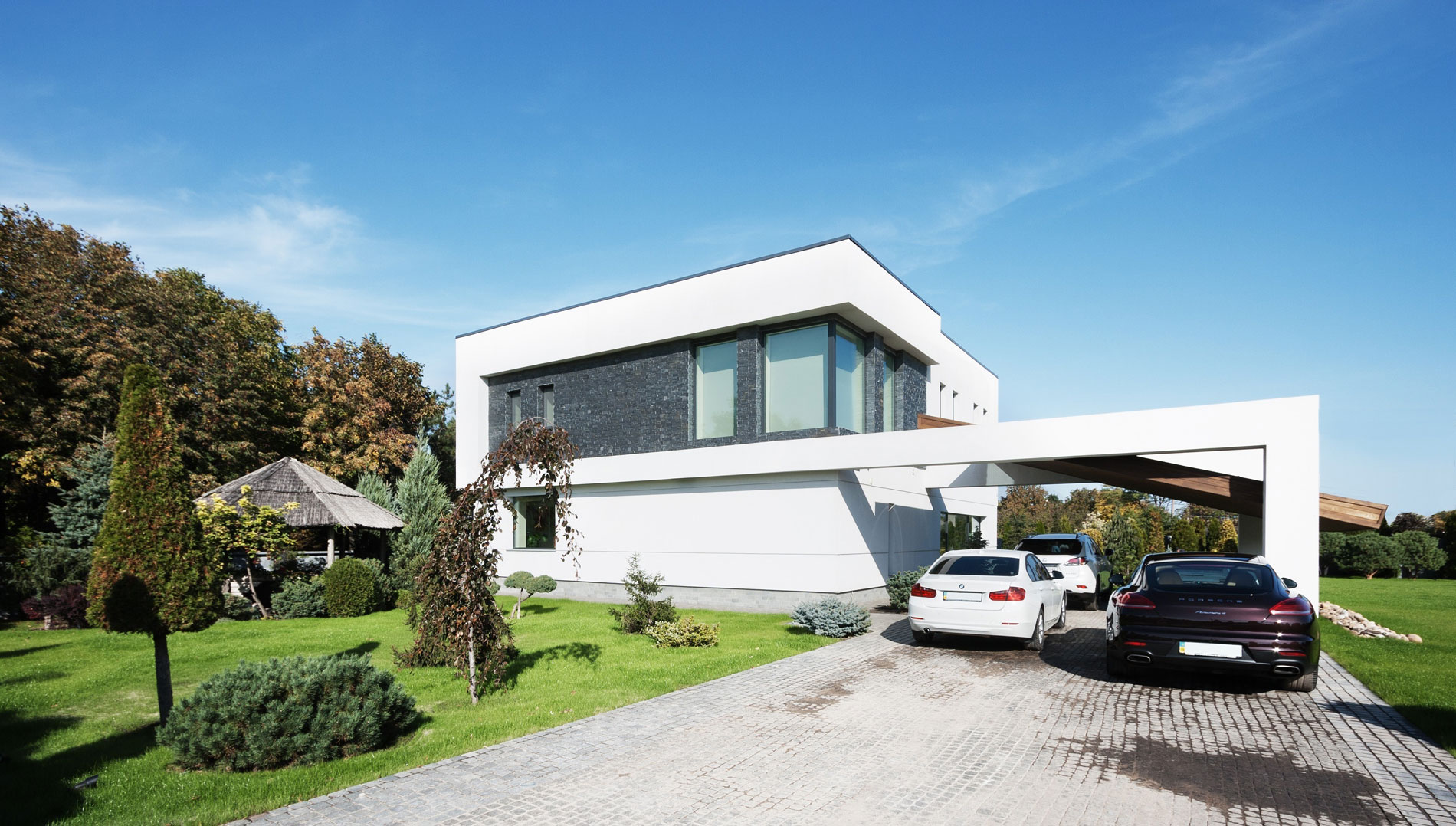 A Spacious and Comfortable Modern House in Dnipropetrovsk Oblast, Ukraine by Azovskiy & Pahomova architects (1)