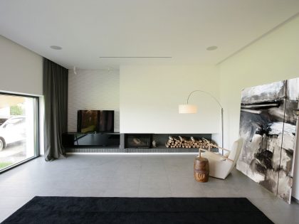 A Spacious and Comfortable Modern House in Dnipropetrovsk Oblast, Ukraine by Azovskiy & Pahomova architects (11)