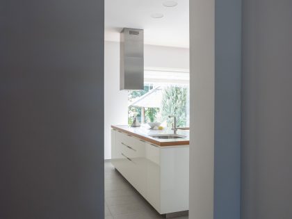 A Spacious and Comfortable Modern House in Dnipropetrovsk Oblast, Ukraine by Azovskiy & Pahomova architects (13)