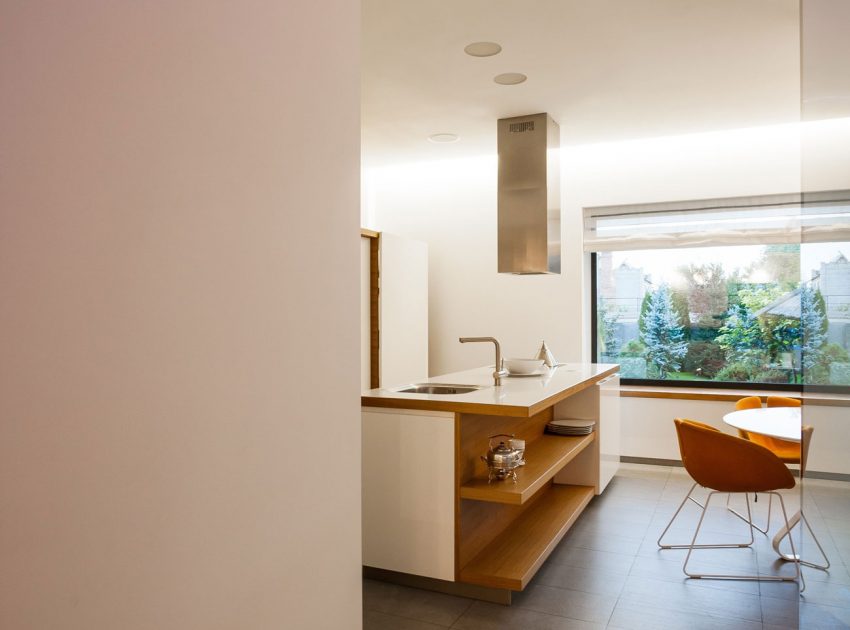 A Spacious and Comfortable Modern House in Dnipropetrovsk Oblast, Ukraine by Azovskiy & Pahomova architects (14)