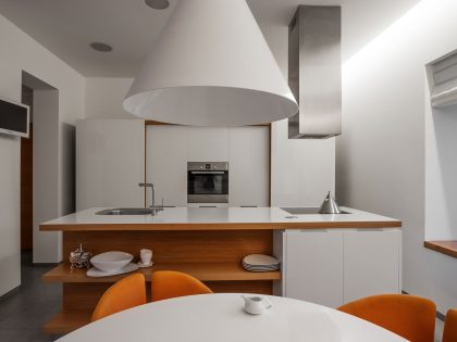 A Spacious and Comfortable Modern House in Dnipropetrovsk Oblast, Ukraine by Azovskiy & Pahomova architects (15)