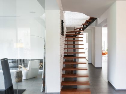 A Spacious and Comfortable Modern House in Dnipropetrovsk Oblast, Ukraine by Azovskiy & Pahomova architects (18)