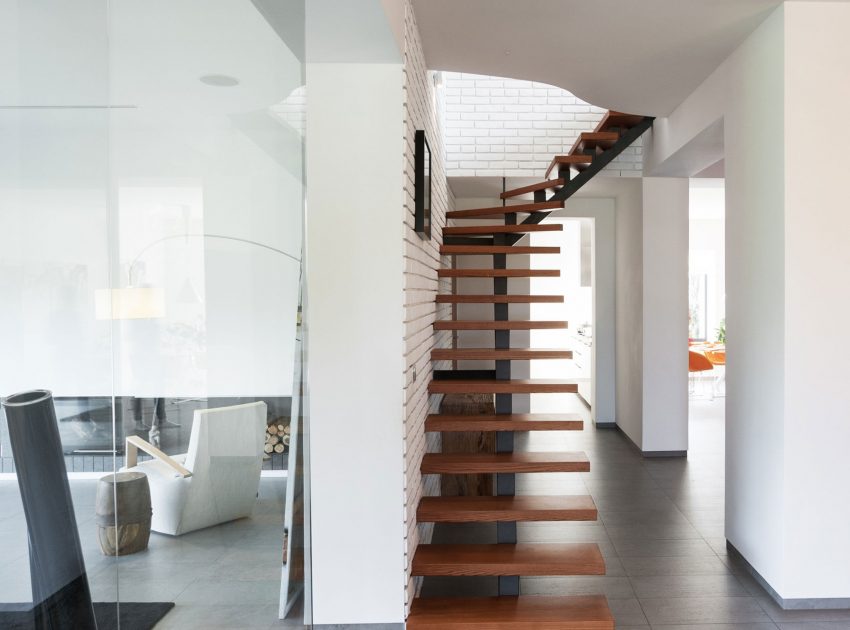 A Spacious and Comfortable Modern House in Dnipropetrovsk Oblast, Ukraine by Azovskiy & Pahomova architects (18)