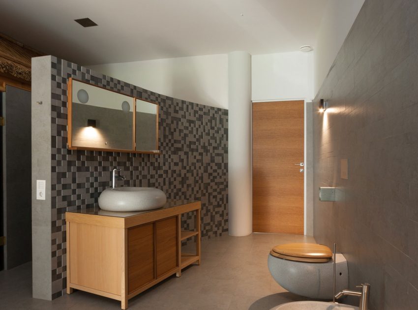 A Spacious and Comfortable Modern House in Dnipropetrovsk Oblast, Ukraine by Azovskiy & Pahomova architects (22)