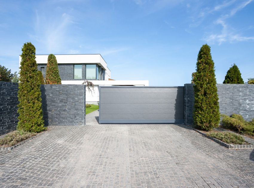 A Spacious and Comfortable Modern House in Dnipropetrovsk Oblast, Ukraine by Azovskiy & Pahomova architects (4)