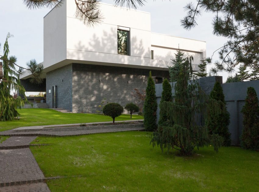 A Spacious and Comfortable Modern House in Dnipropetrovsk Oblast, Ukraine by Azovskiy & Pahomova architects (5)