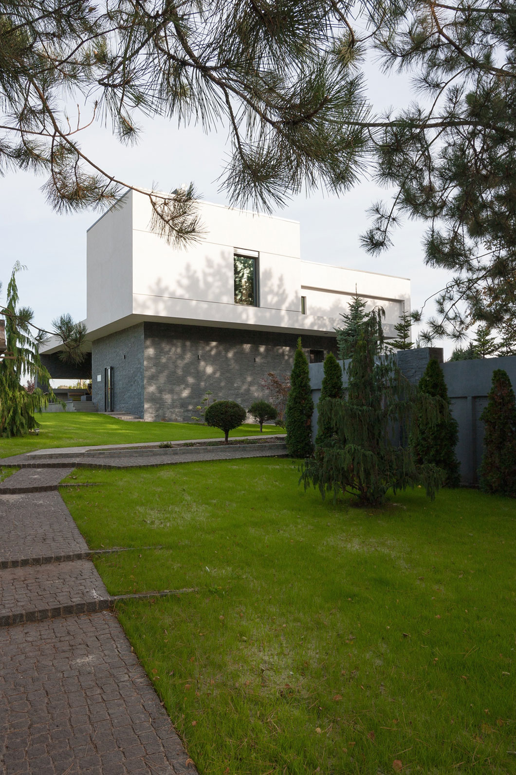 A Spacious and Comfortable Modern House in Dnipropetrovsk Oblast, Ukraine by Azovskiy & Pahomova architects (5)