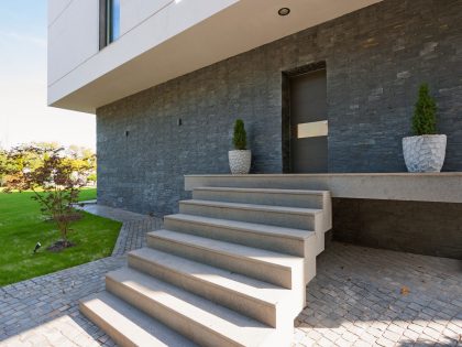 A Spacious and Comfortable Modern House in Dnipropetrovsk Oblast, Ukraine by Azovskiy & Pahomova architects (6)