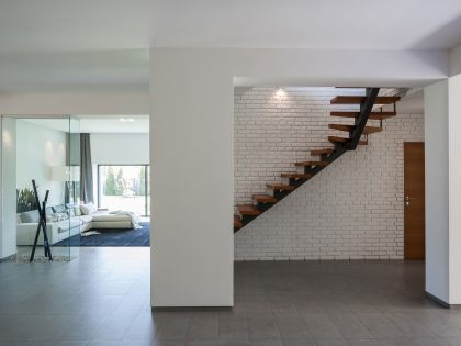 A Spacious and Comfortable Modern House in Dnipropetrovsk Oblast, Ukraine by Azovskiy & Pahomova architects (7)