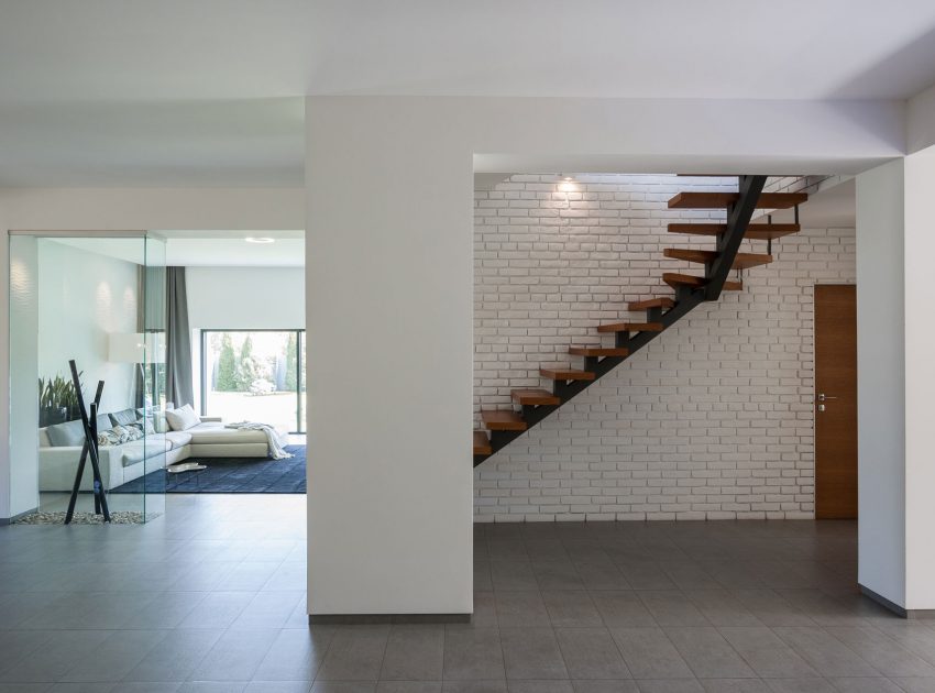 A Spacious and Comfortable Modern House in Dnipropetrovsk Oblast, Ukraine by Azovskiy & Pahomova architects (7)