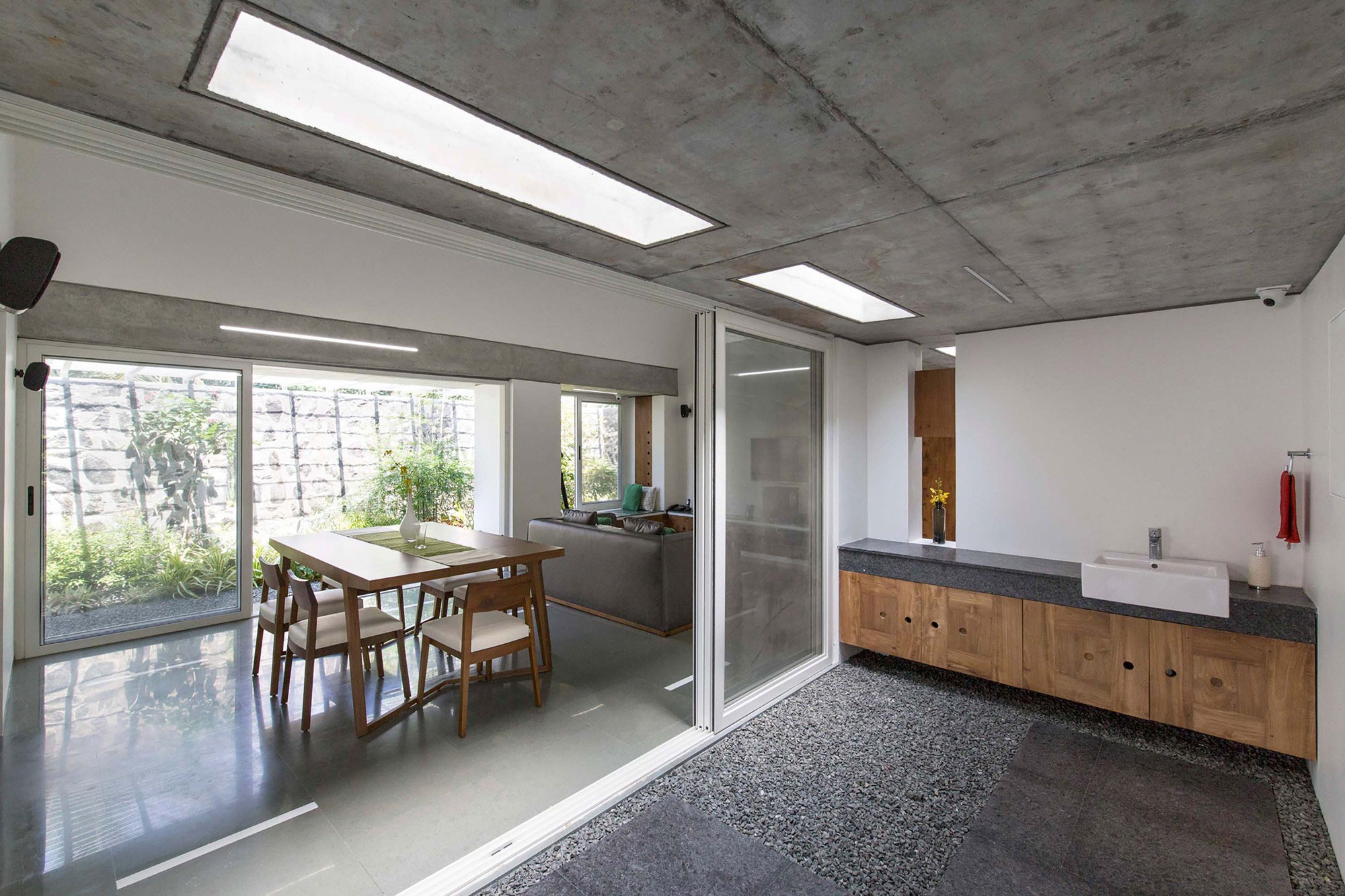 A Spacious and Comfortable Family Home for a Family of Six in Kerala, India by LIJO (13)