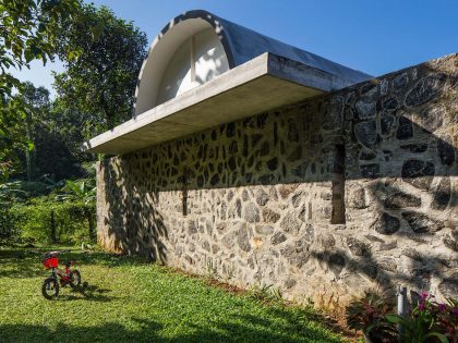 A Spacious and Comfortable Family Home for a Family of Six in Kerala, India by LIJO (8)