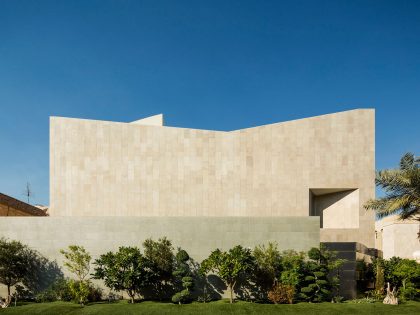 A Spacious and Elegant Home with Secluded Roof Terraces in Khaldiya