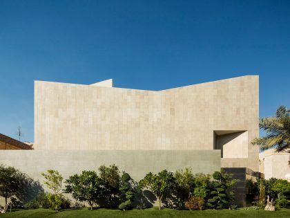 A Spacious and Elegant Home with Secluded Roof Terraces in Khaldiya by AGi architects (1)