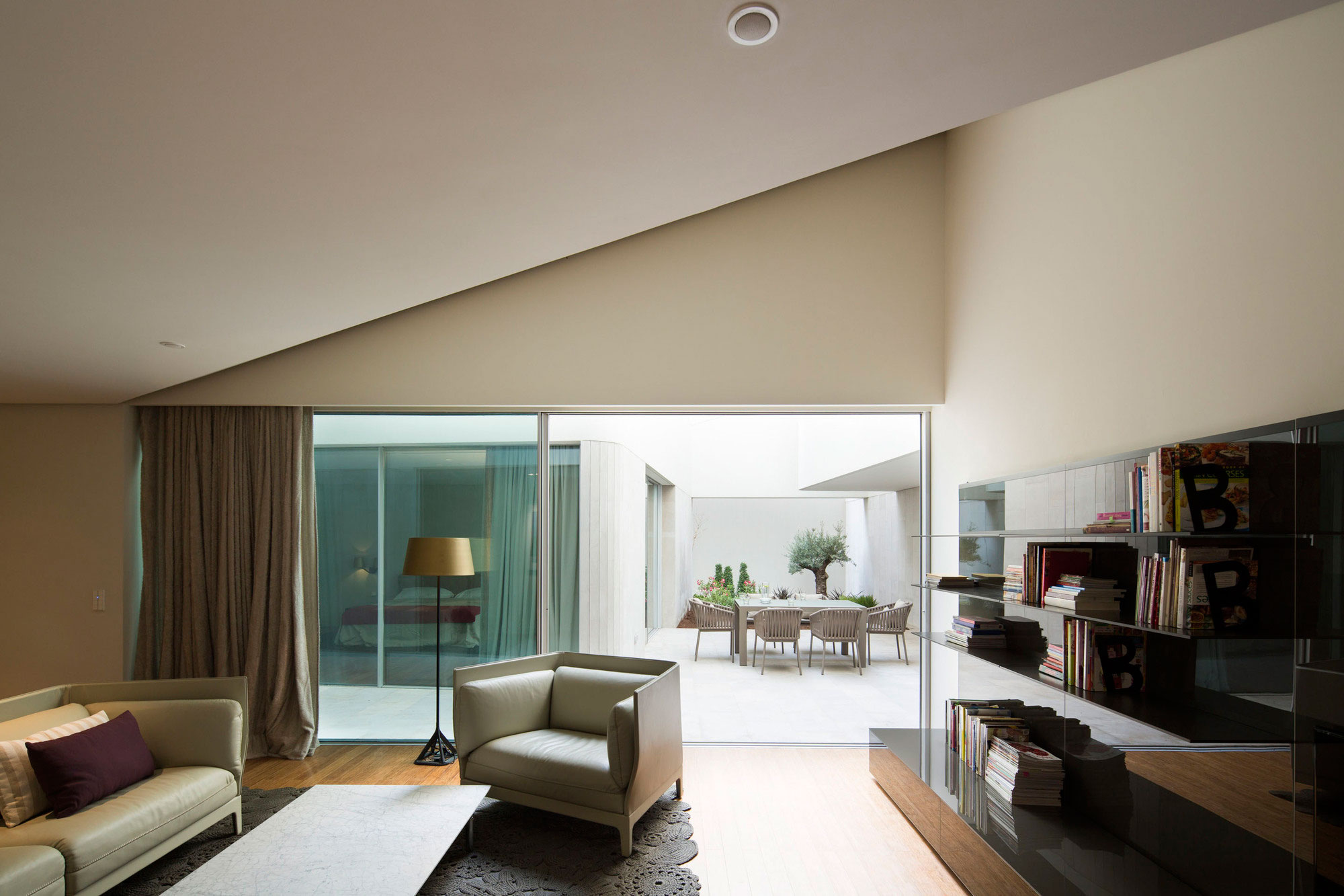 A Spacious and Elegant Home with Secluded Roof Terraces in Khaldiya by AGi architects (11)