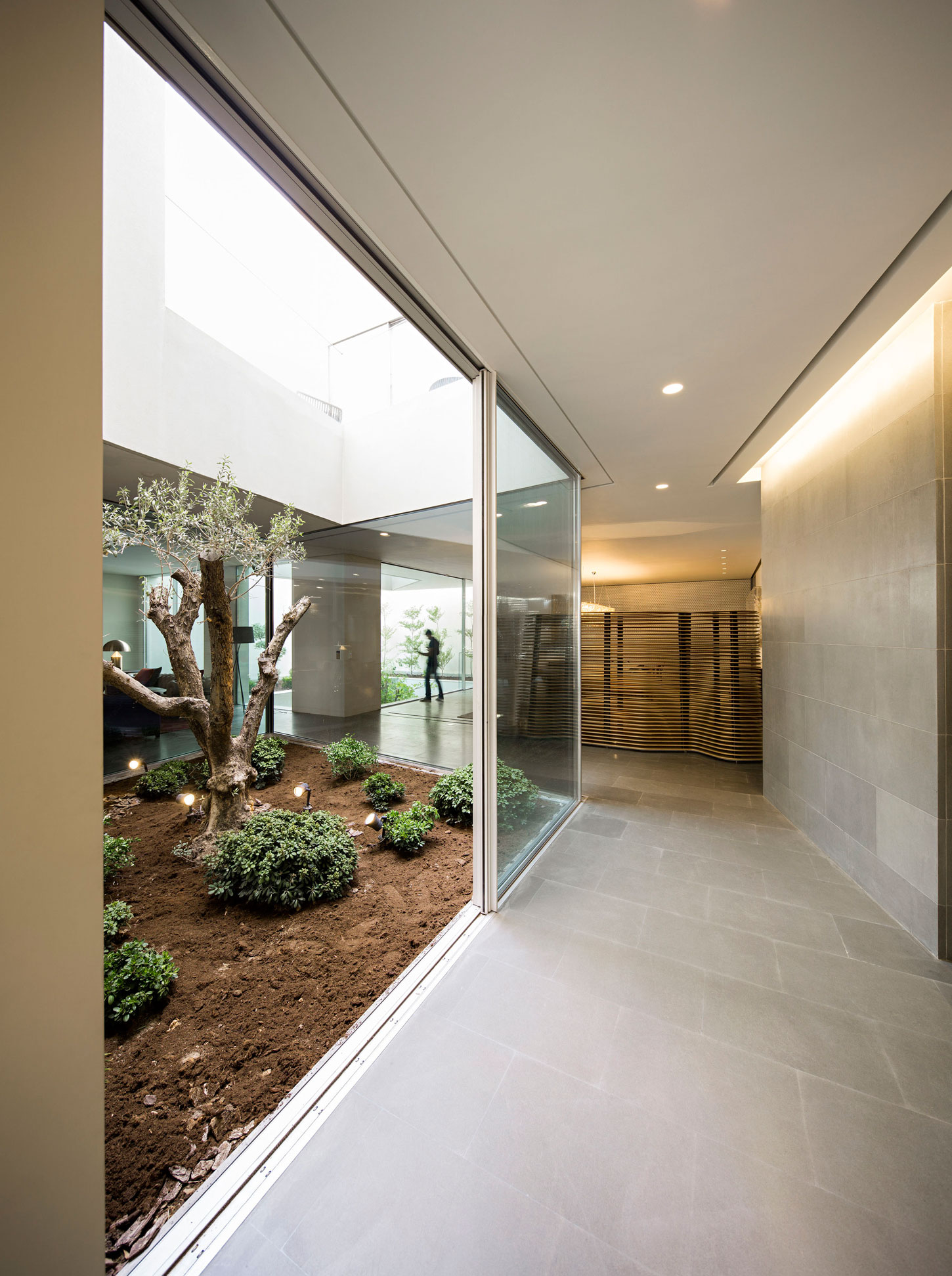 A Spacious and Elegant Home with Secluded Roof Terraces in Khaldiya by AGi architects (14)