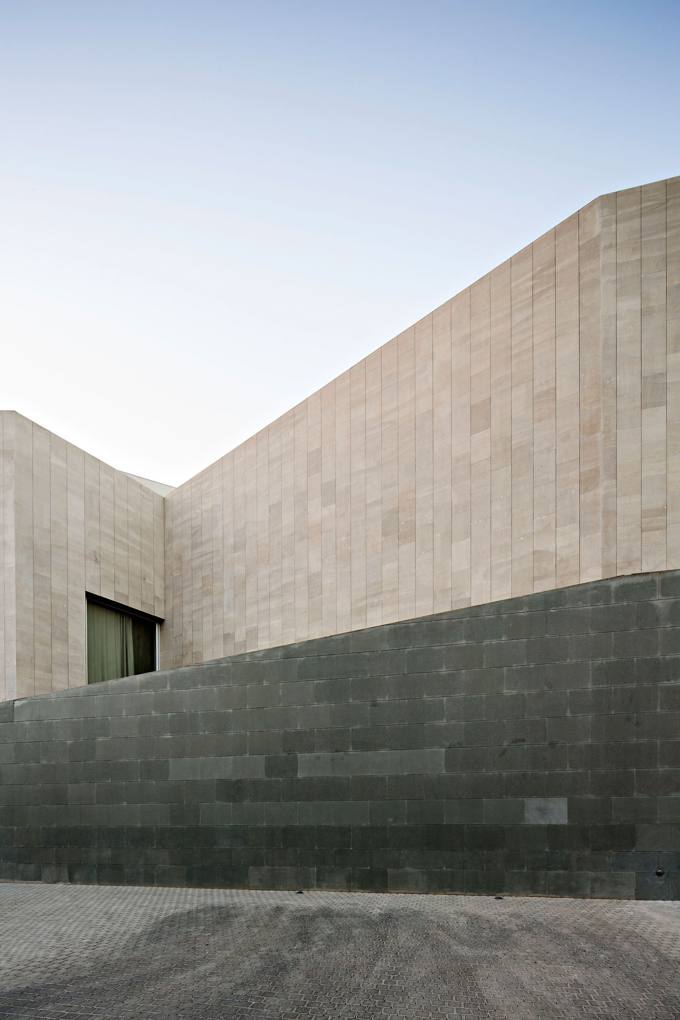 A Spacious and Elegant Home with Secluded Roof Terraces in Khaldiya by AGi architects (3)