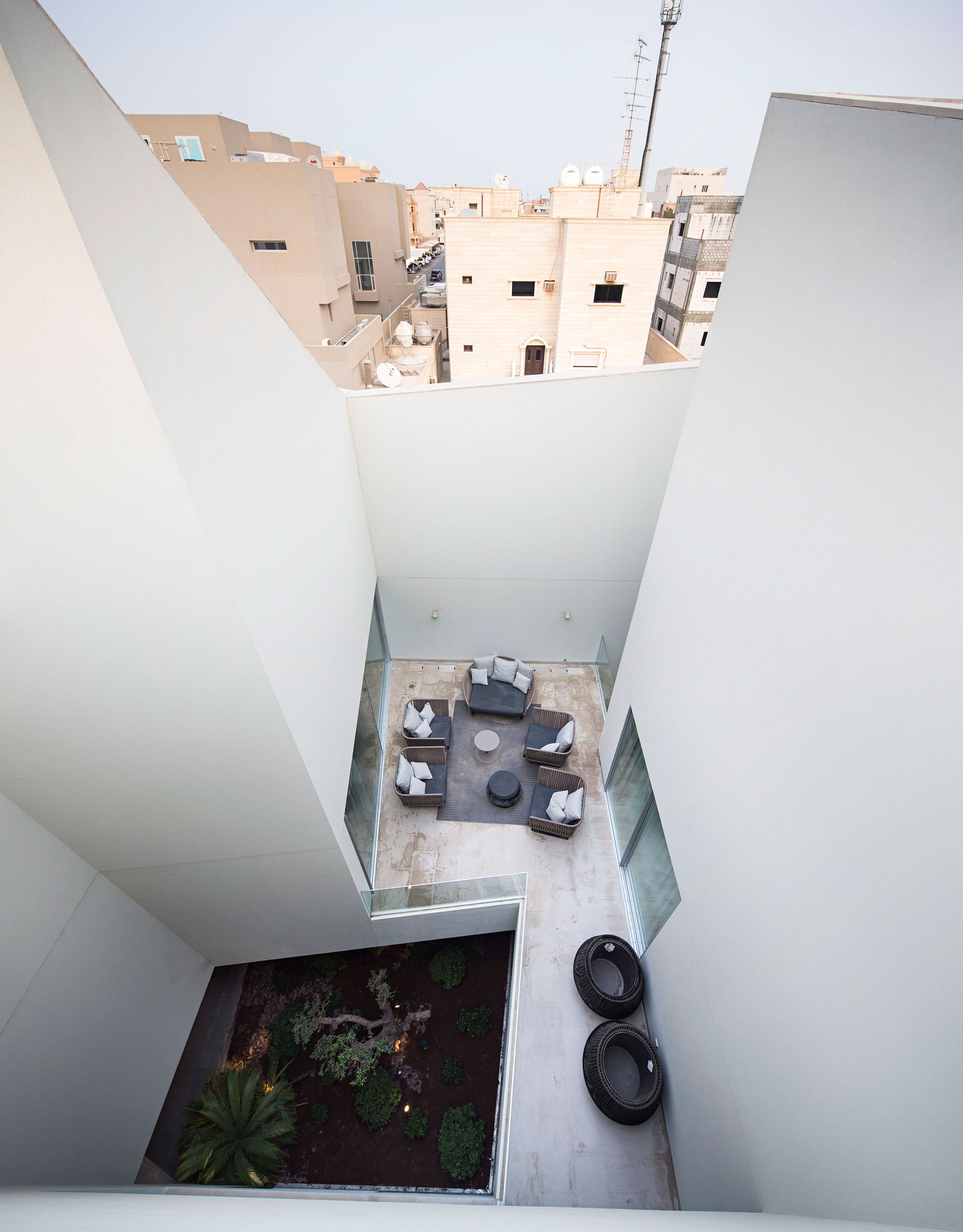A Spacious and Elegant Home with Secluded Roof Terraces in Khaldiya by AGi architects (4)