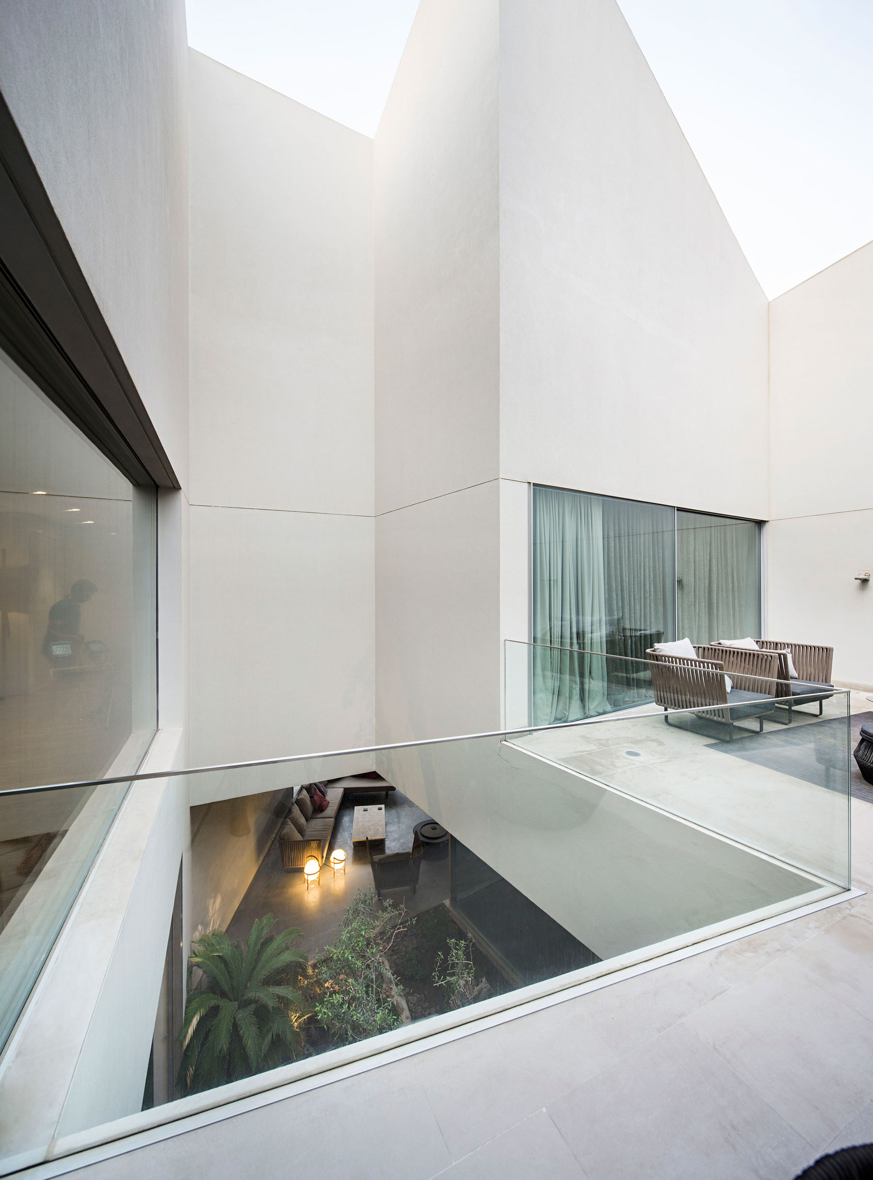 A Spacious and Elegant Home with Secluded Roof Terraces in Khaldiya by AGi architects (5)