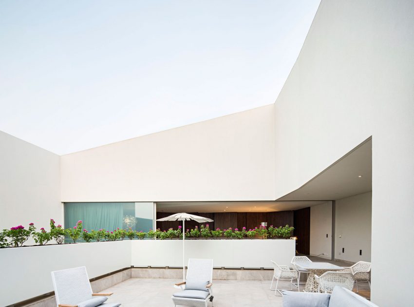 A Spacious and Elegant Home with Secluded Roof Terraces in Khaldiya by AGi architects (6)