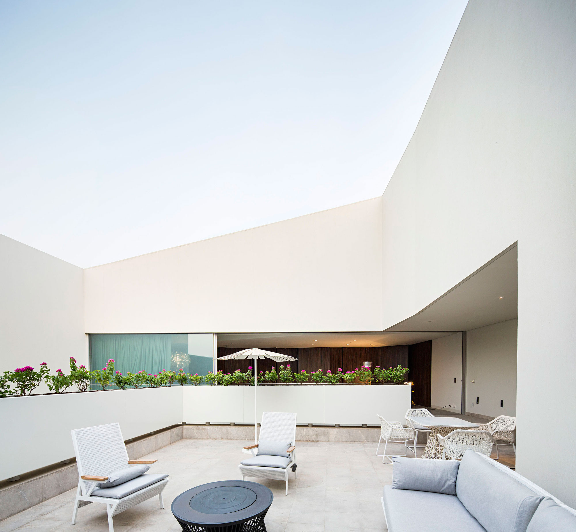 A Spacious and Elegant Home with Secluded Roof Terraces in Khaldiya by AGi architects (6)