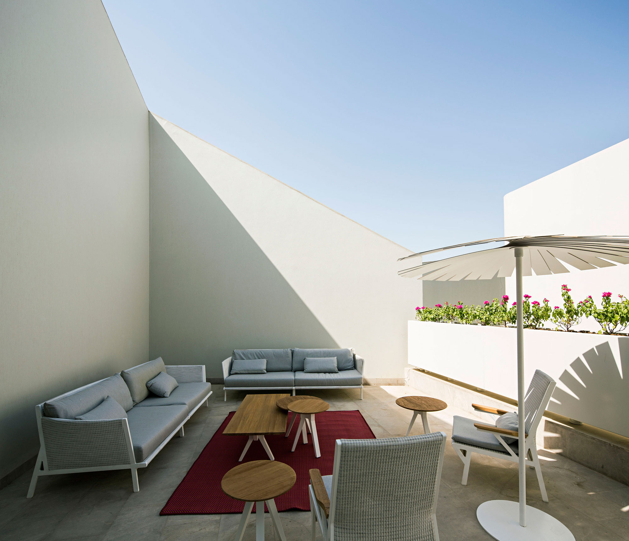 A Spacious and Elegant Home with Secluded Roof Terraces in Khaldiya by AGi architects (7)