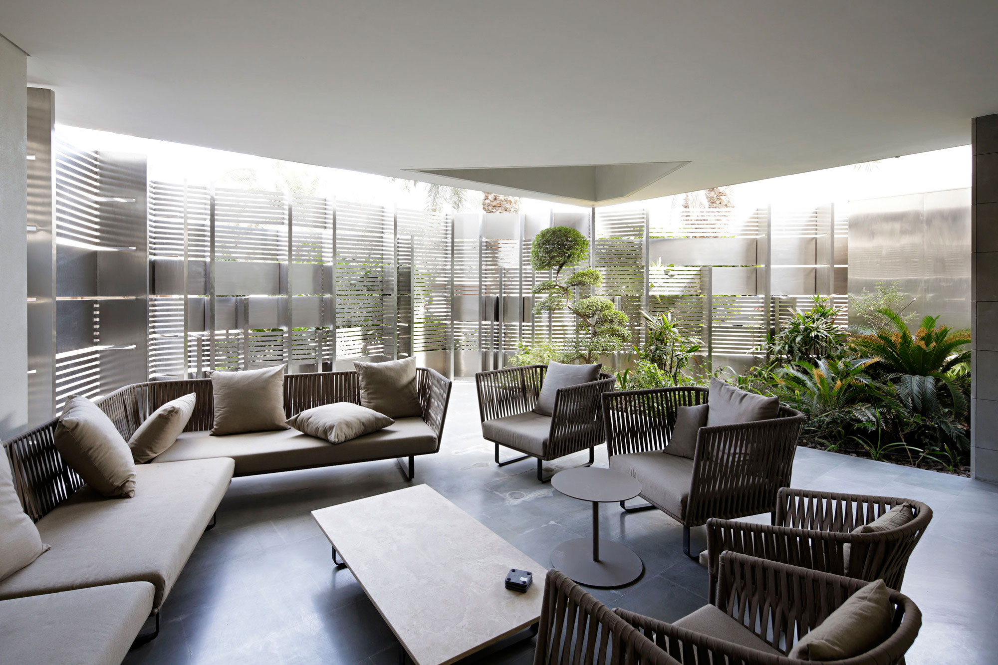 A Spacious and Elegant Home with Secluded Roof Terraces in Khaldiya by AGi architects (8)