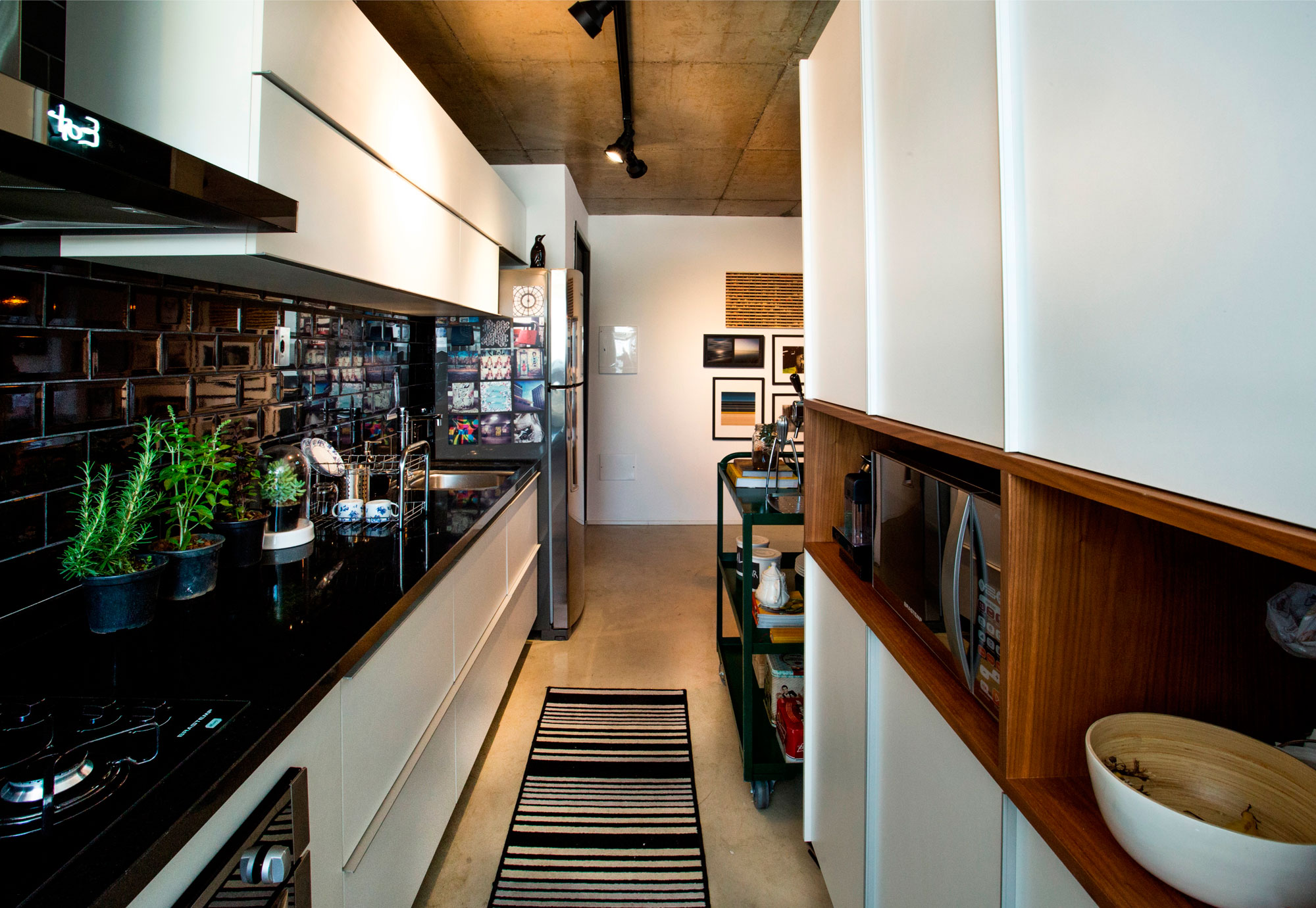 A Striking yet Colorful Home with Vibrant Pops of Color in São Paulo by Casa 2 Arquitetos (10)
