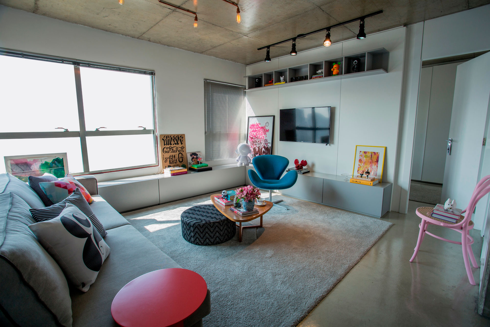 A Striking yet Colorful Home with Vibrant Pops of Color in São Paulo by Casa 2 Arquitetos (2)