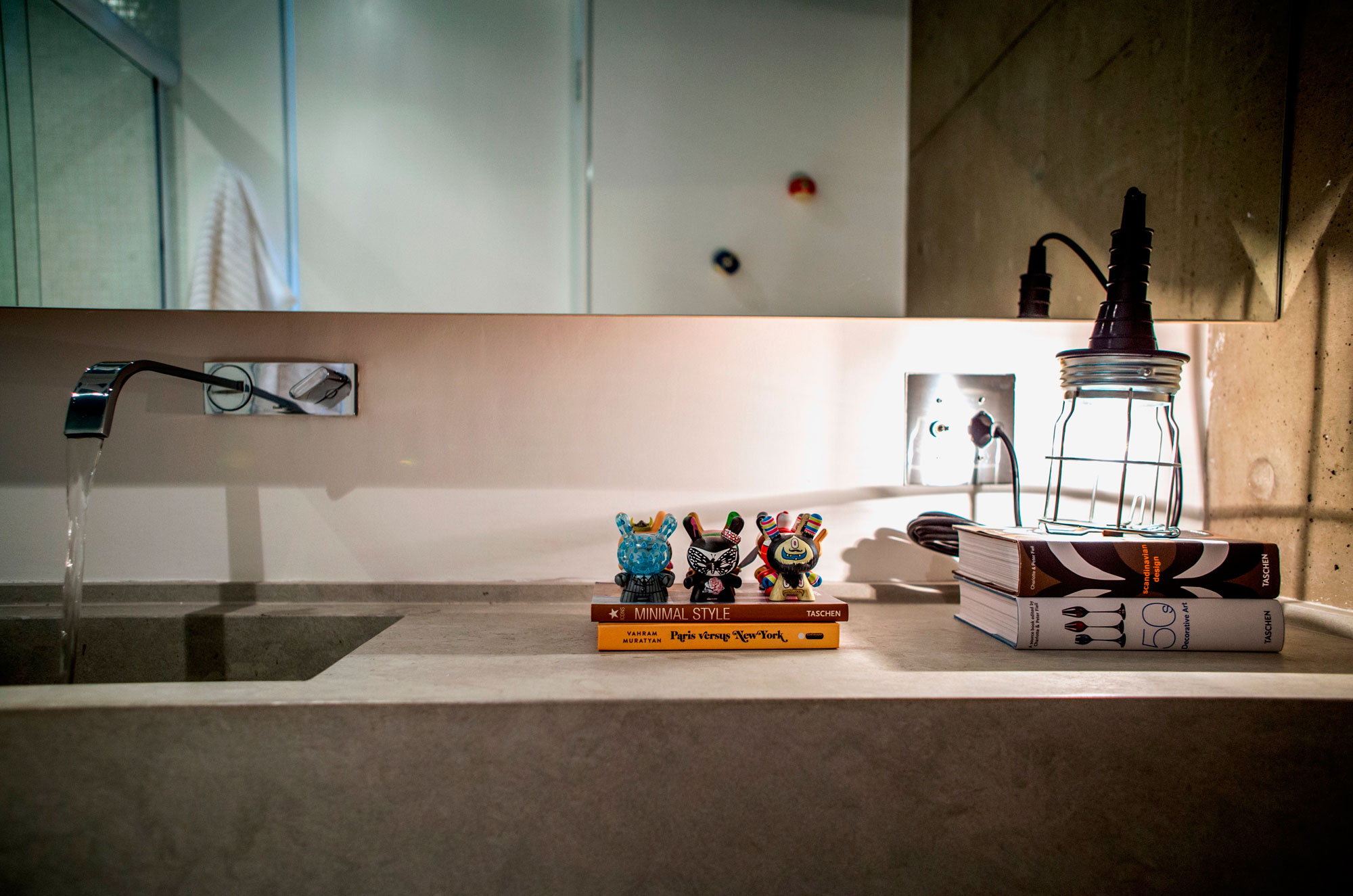 A Striking yet Colorful Home with Vibrant Pops of Color in São Paulo by Casa 2 Arquitetos (21)