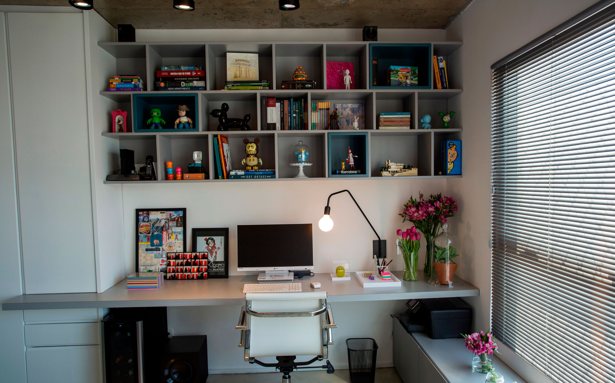 A Striking yet Colorful Home with Vibrant Pops of Color in São Paulo by Casa 2 Arquitetos (22)