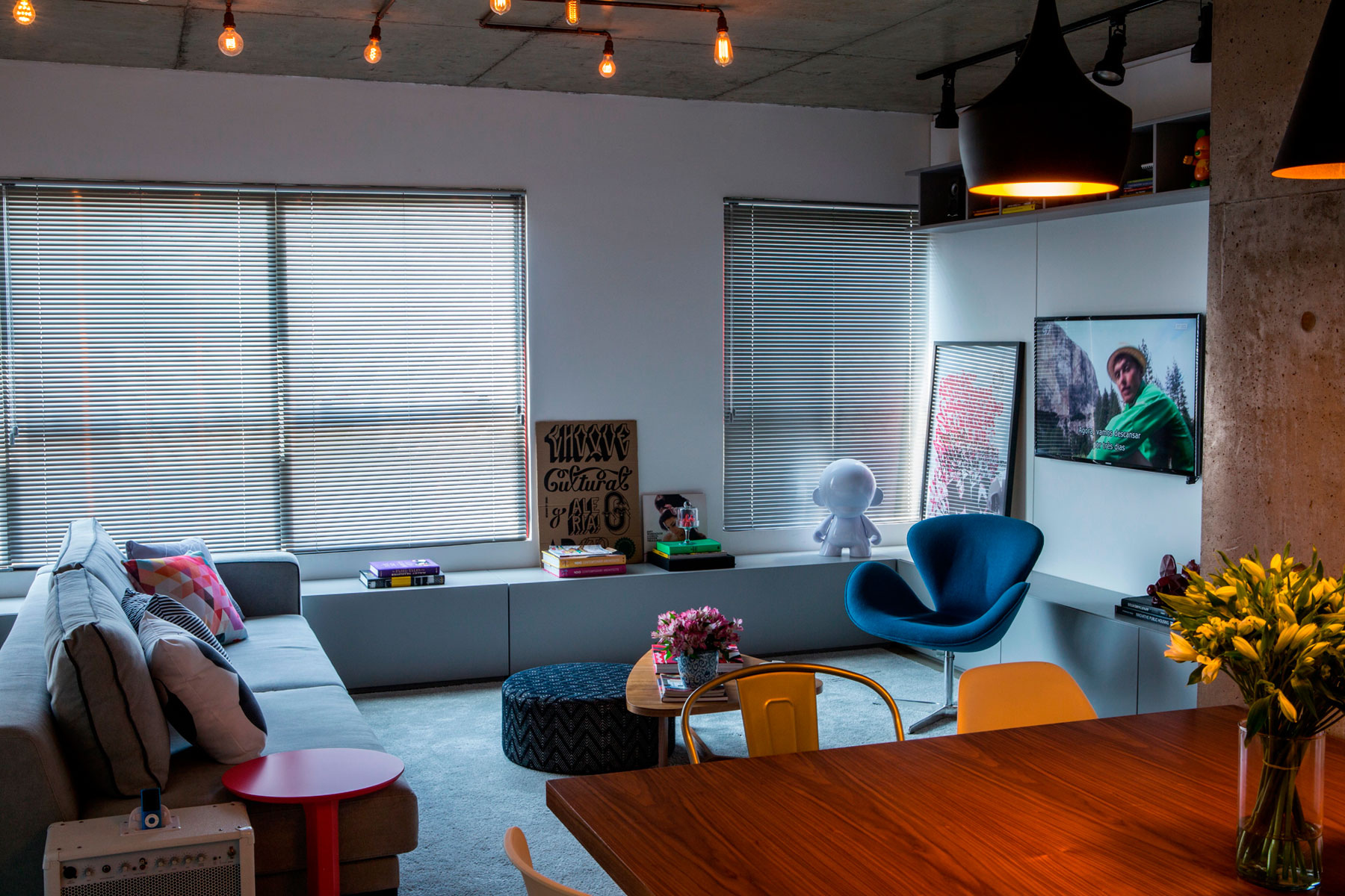 A Striking yet Colorful Home with Vibrant Pops of Color in São Paulo by Casa 2 Arquitetos (3)