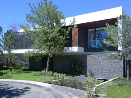 A Stunning Contemporary Home with Two Large Cantilevers in Guadalajara, Mexico by RAMA Construcción y Arquitectura (1)