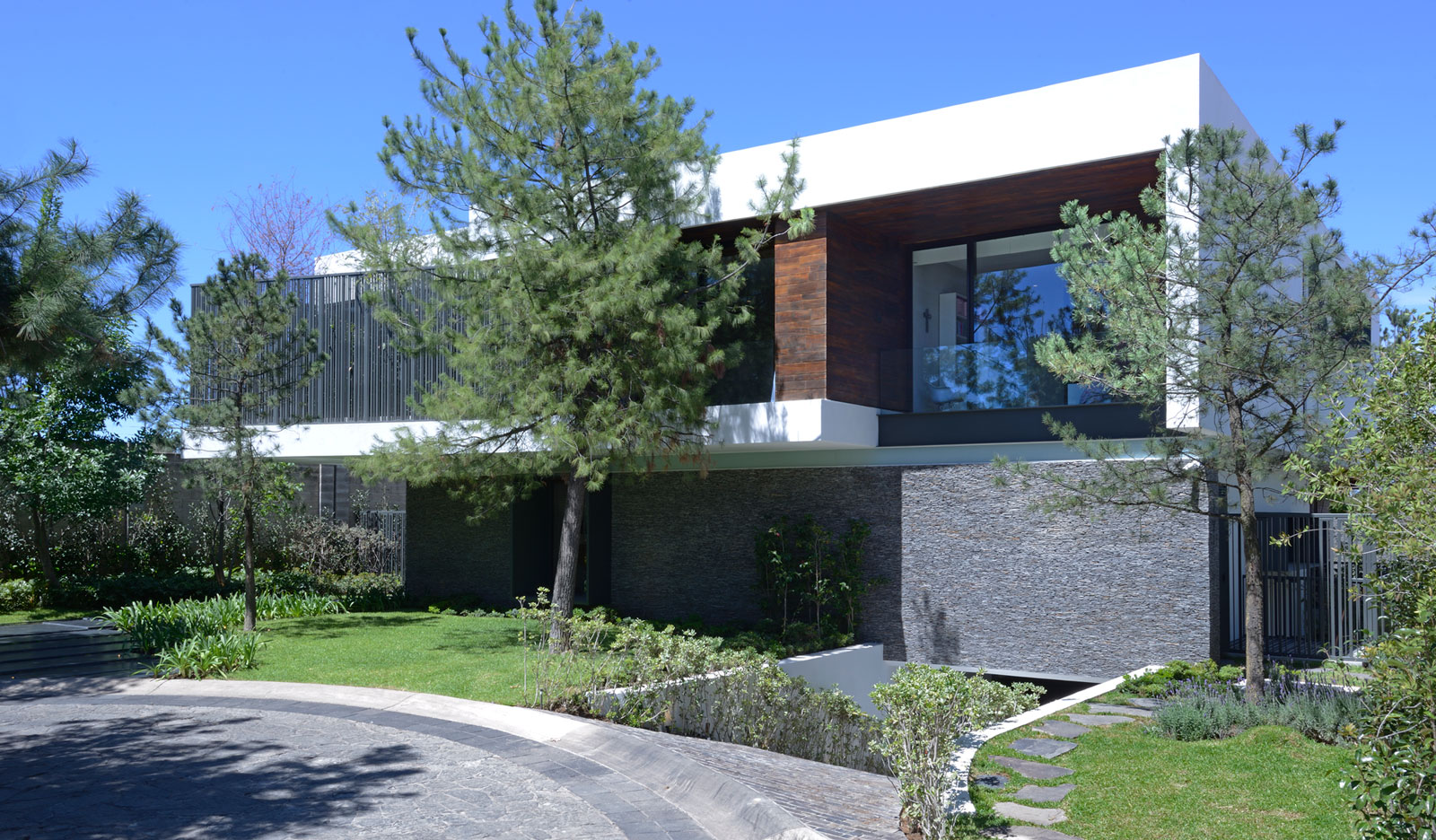 A Stunning Contemporary Home with Two Large Cantilevers in Guadalajara, Mexico by RAMA Construcción y Arquitectura (1)