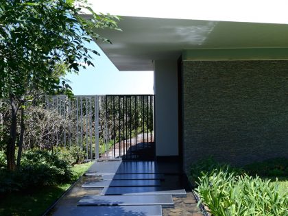 A Stunning Contemporary Home with Two Large Cantilevers in Guadalajara, Mexico by RAMA Construcción y Arquitectura (2)