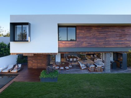 A Stunning Contemporary Home with Two Large Cantilevers in Guadalajara, Mexico by RAMA Construcción y Arquitectura (3)
