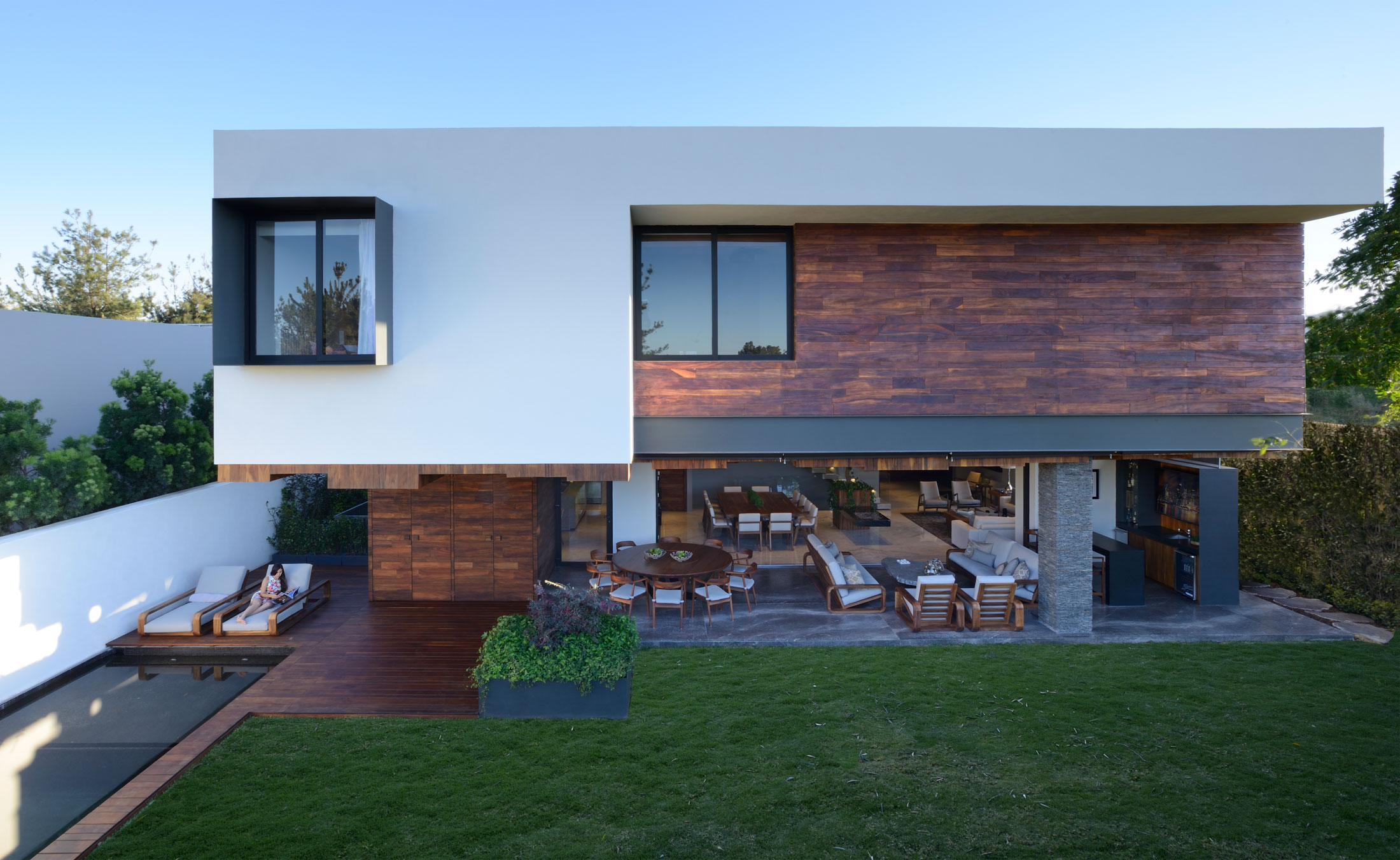 A Stunning Contemporary Home with Two Large Cantilevers in Guadalajara, Mexico by RAMA Construcción y Arquitectura (3)