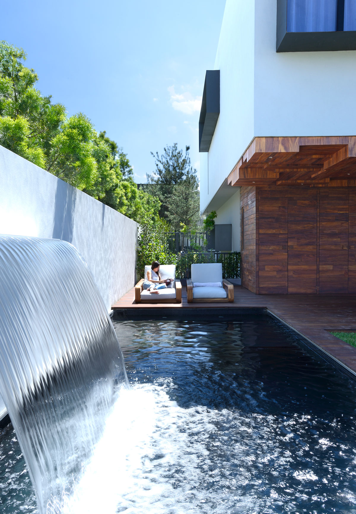 A Stunning Contemporary Home with Two Large Cantilevers in Guadalajara, Mexico by RAMA Construcción y Arquitectura (4)