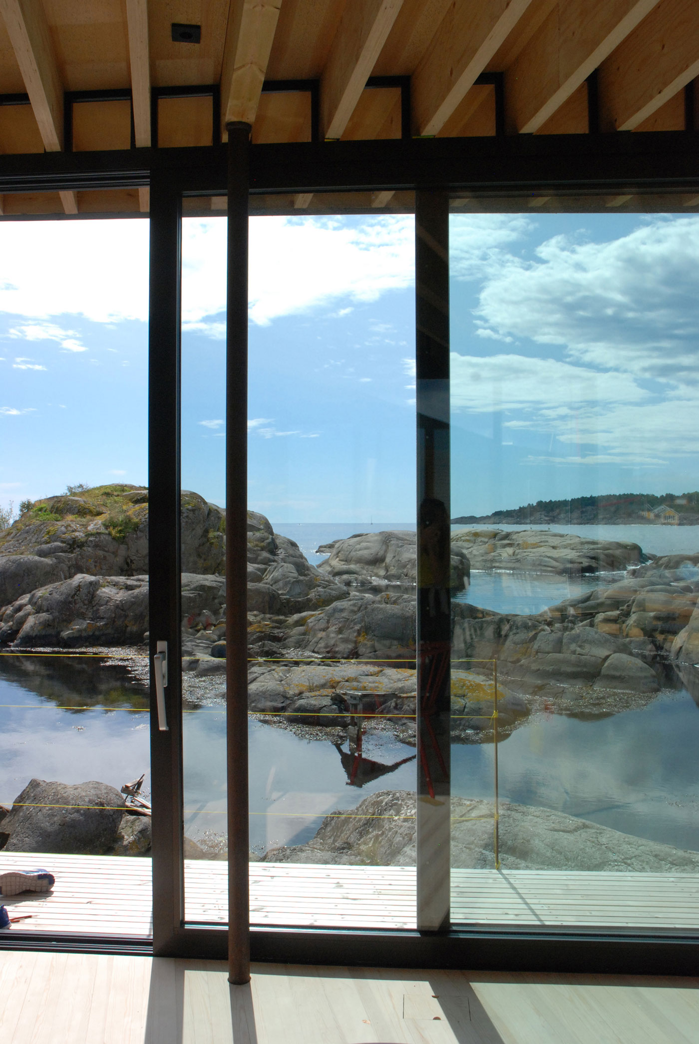 A Stunning Glass-Walled House Surrounded by the Rocky Landscape of Larvik, Norway by Lund Hagem (11)