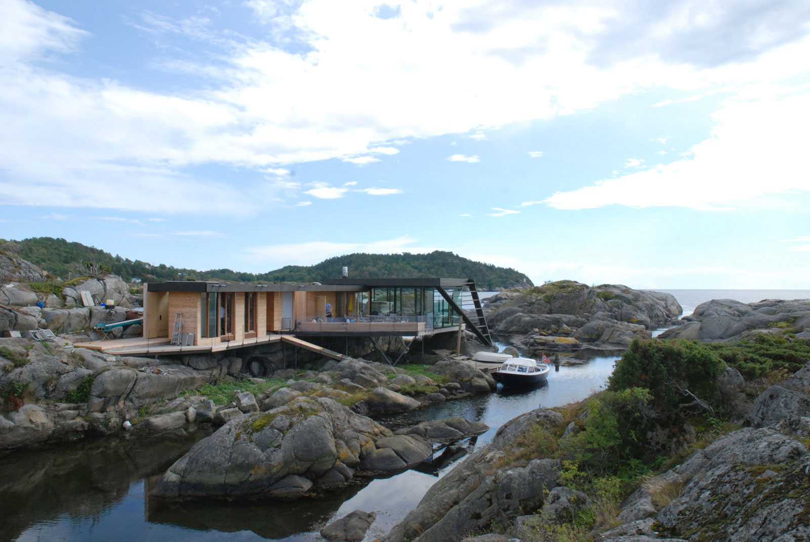 A Stunning Glass-Walled House Surrounded by the Rocky Landscape of Larvik, Norway by Lund Hagem (2)