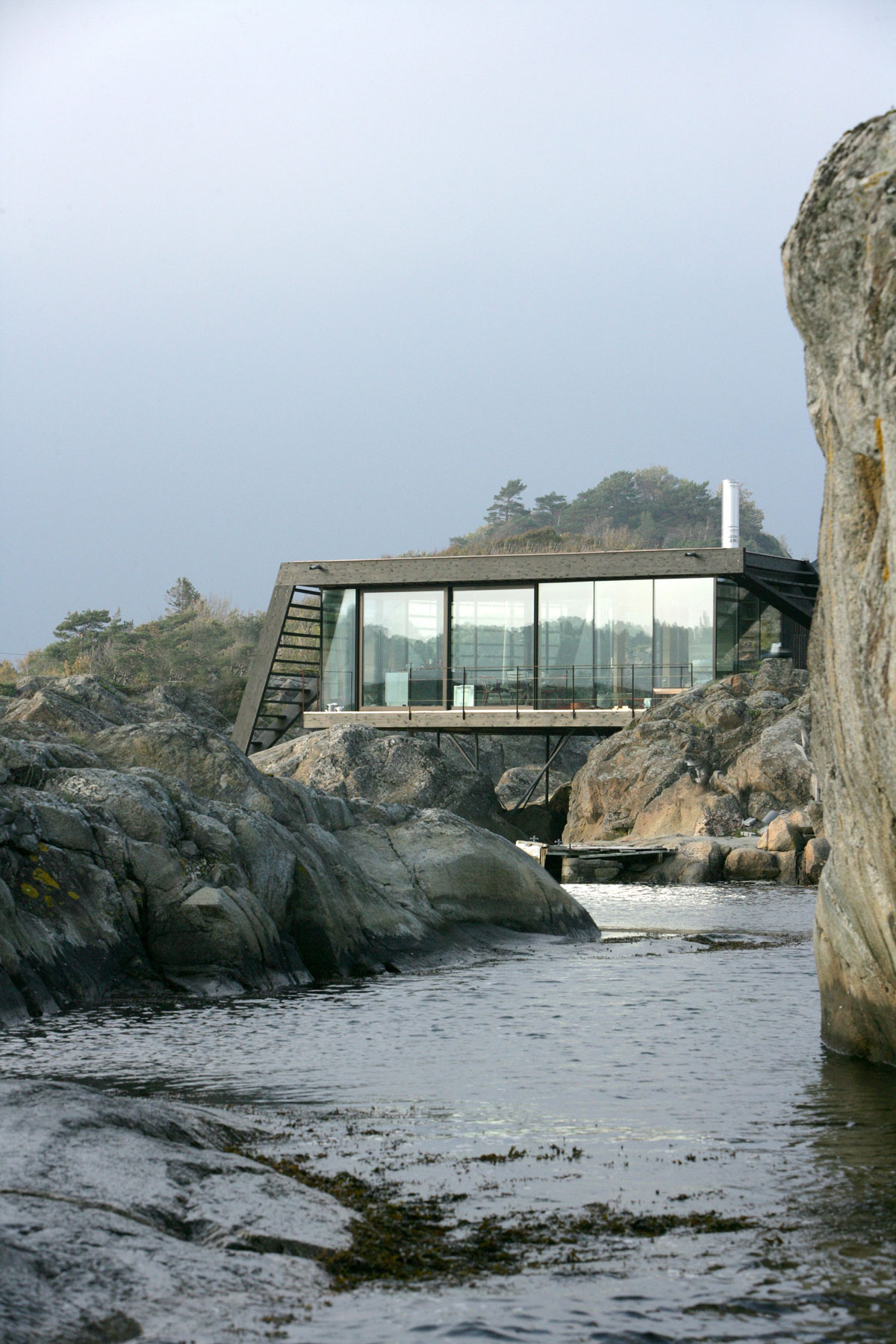 A Stunning Glass-Walled House Surrounded by the Rocky Landscape of Larvik, Norway by Lund Hagem (3)