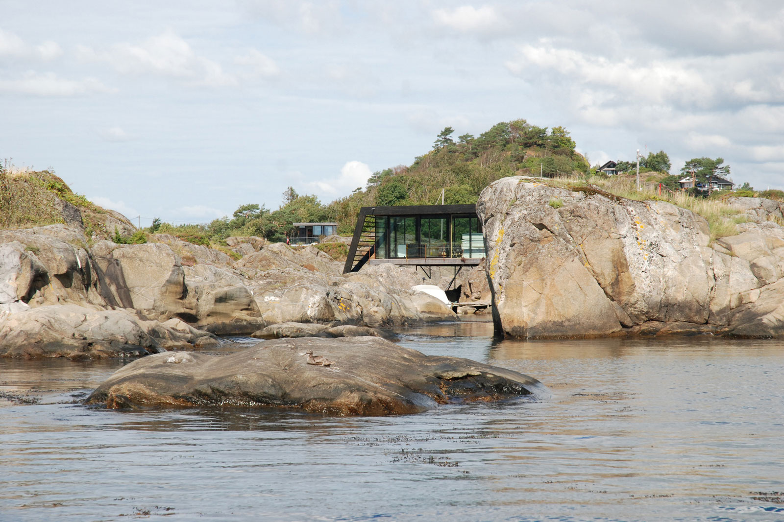 A Stunning Glass-Walled House Surrounded by the Rocky Landscape of Larvik, Norway by Lund Hagem (6)